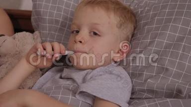 水痘小男孩躺在床上，嘴里叼着温度计。